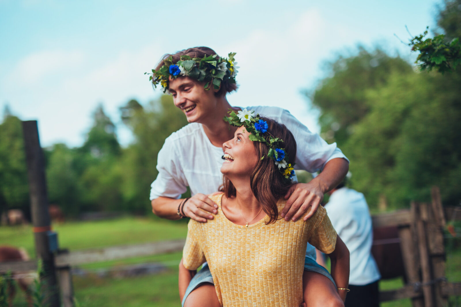 Woman and man celebrating Swedishmidsummer