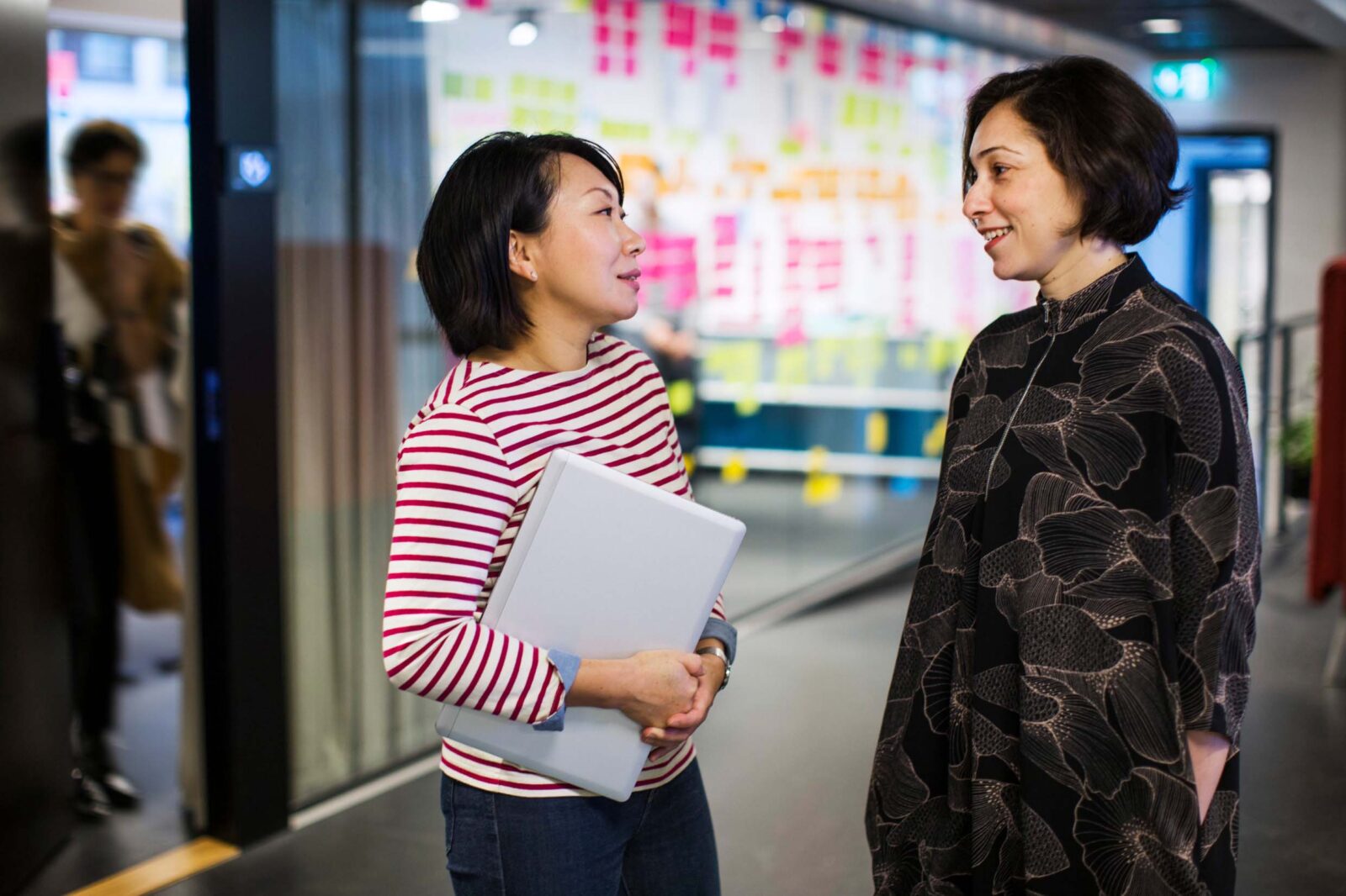 Two colleagues having a discusson at work