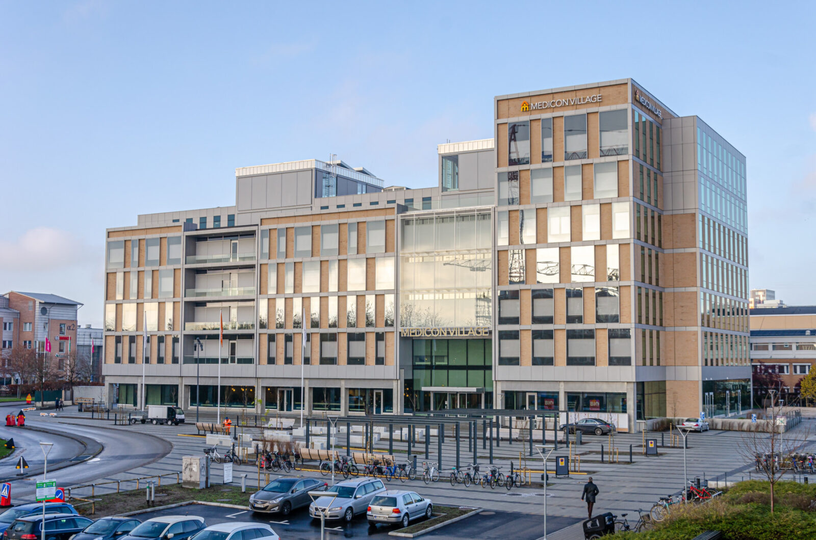 A office building by a parkinglot
